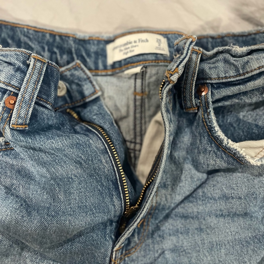 NEW!! Never worn.  just washed once after trying on. Abercrombie mom shorts - Picture 5 of 5